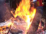 Zum Tagesausklang gab's noch mal ein groes Feuer. - [KLICK zum Vergrern!]